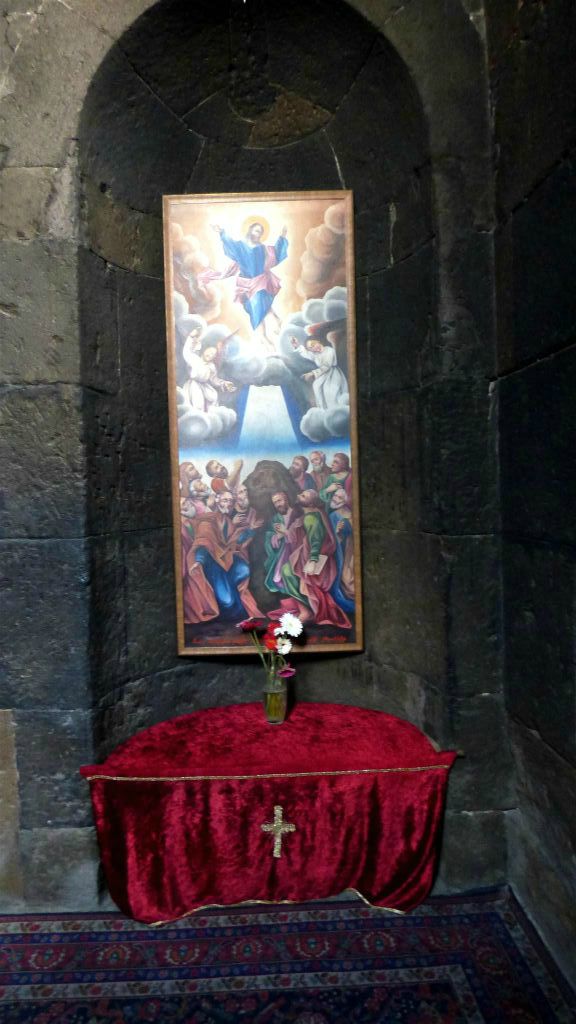 ETCHMIADZIN - binnen in de Saint Hripsime-kerk