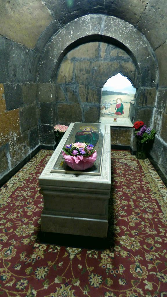 ETCHMIADZIN - een graf in de Saint Hripsime-kerk