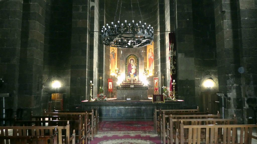ETCHMIADZIN - binnen in de Saint Hripsime-kerk