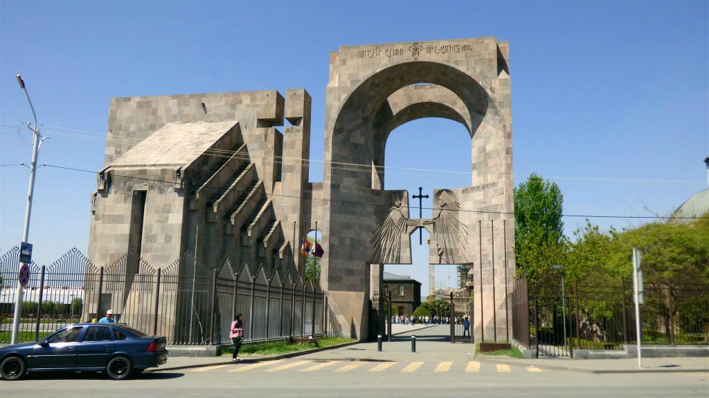 ETCHMIADZIN - het poort monument bij het Etchmiadzin-kathedraalcomplex