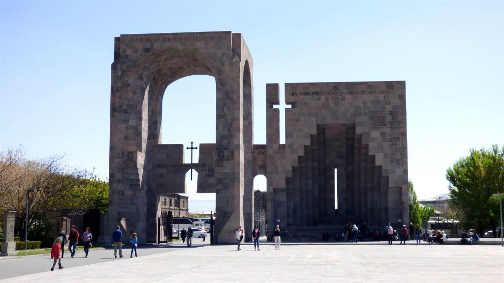 ETCHMIADZIN - het poort monument bij het Etchmiadzin-kathedraalcomplex