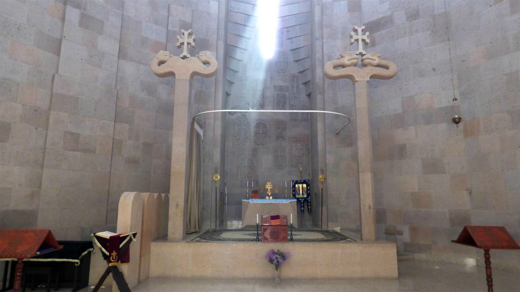 ETCHMIADZIN - binnen in de kerk van de Heilige Aartsengelen bij het Etchmiadzin-kathedraalcomplex