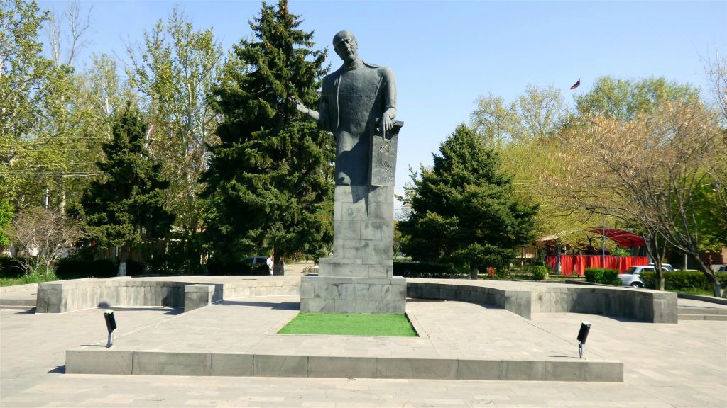 ETCHMIADZIN - een standbeeld ter ere van de Armeense priester en muzikant Komitas Vardapet (1869-1935)