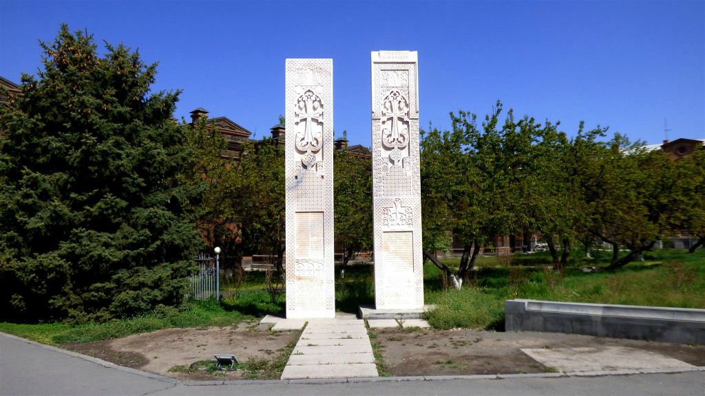 ETCHMIADZIN - twee traditioneel Armeense gedenktekens bij het Etchmiadzin-kathedraalcomplex