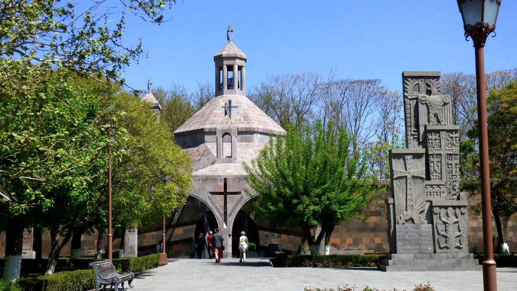 ETCHMIADZIN - de St. Asdvatsazin kerk bij het Etchmiadzin-kathedraalcomplex
