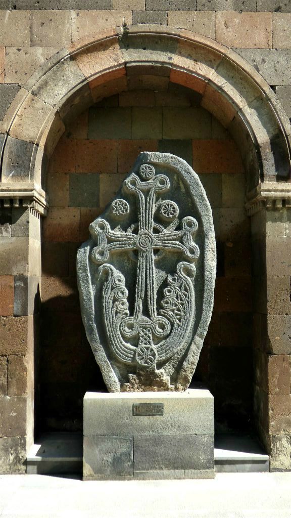 ETCHMIADZIN - een traditioneel Armeens gedenkteken bij het Etchmiadzin-kathedraalcomplex
