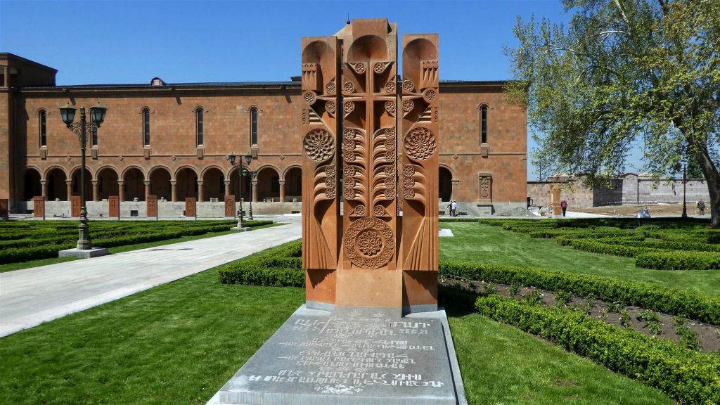ETCHMIADZIN - een traditioneel Armeens gedenkteken bij het Etchmiadzin-kathedraalcomplex