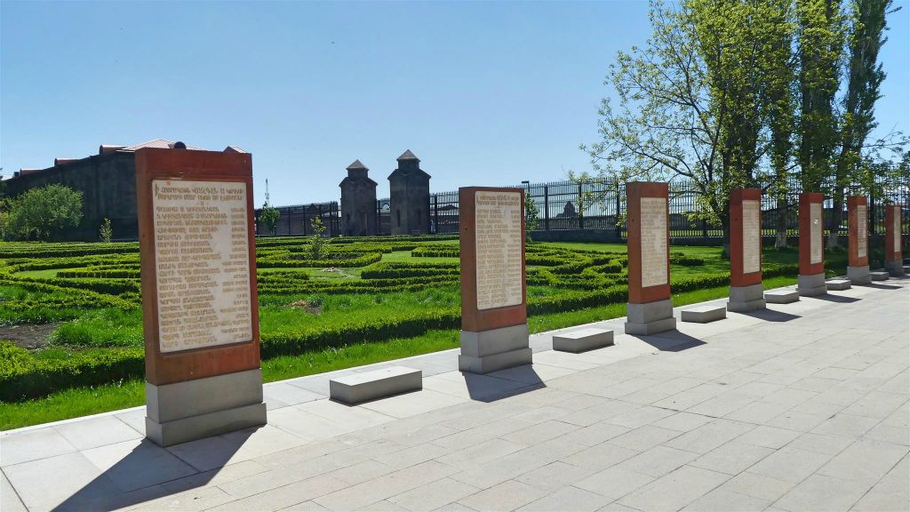 ETCHMIADZIN - enkele stenen met Armeense teksten bij het Etchmiadzin-kathedraalcomplex