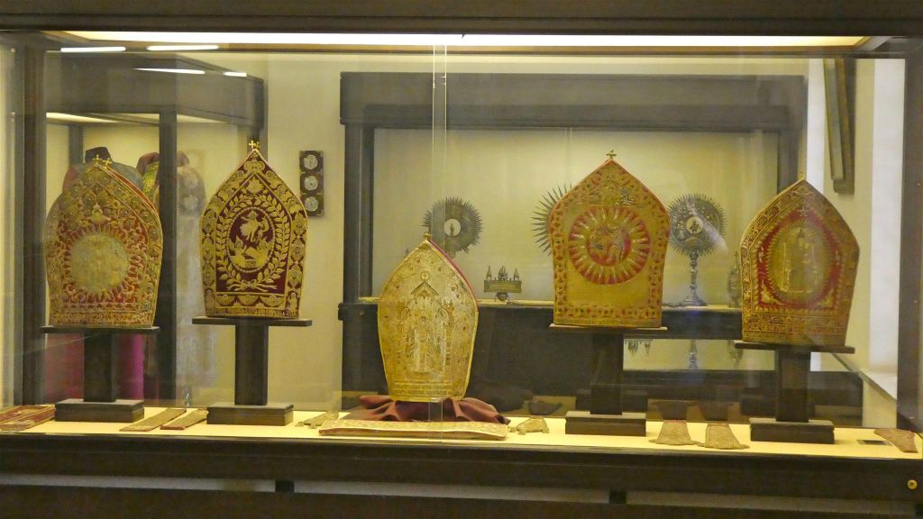 ETCHMIADZIN - enkele mijters in het museum bij het Etchmiadzin-kathedraalcomplex