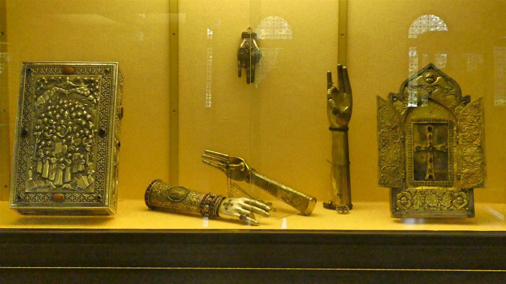 ETCHMIADZIN - enkele voorwerpen in het museum bij het Etchmiadzin-kathedraalcomplex