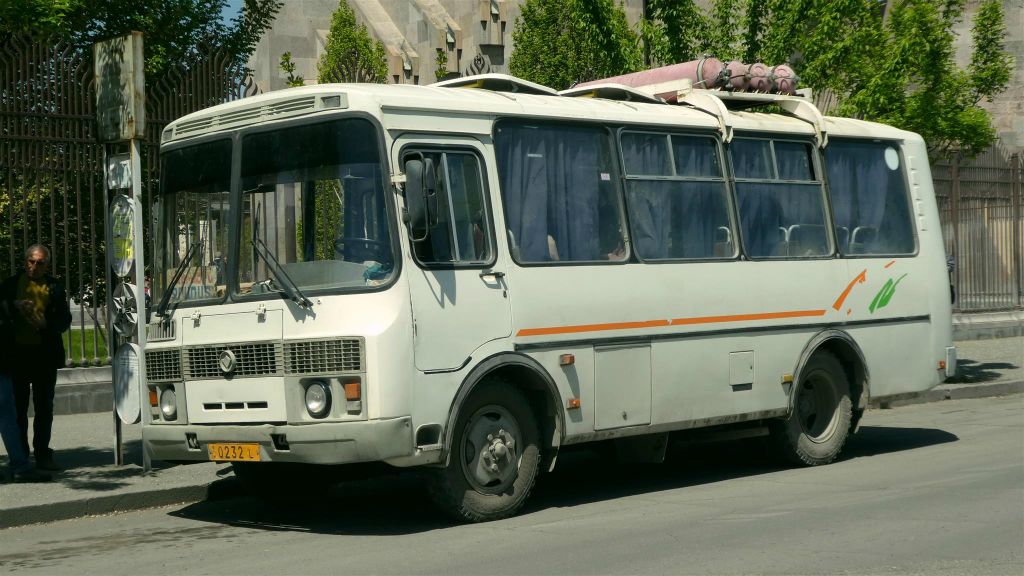 ETCHMIADZIN - een PAZ-3205 bus met gastanks op het dak