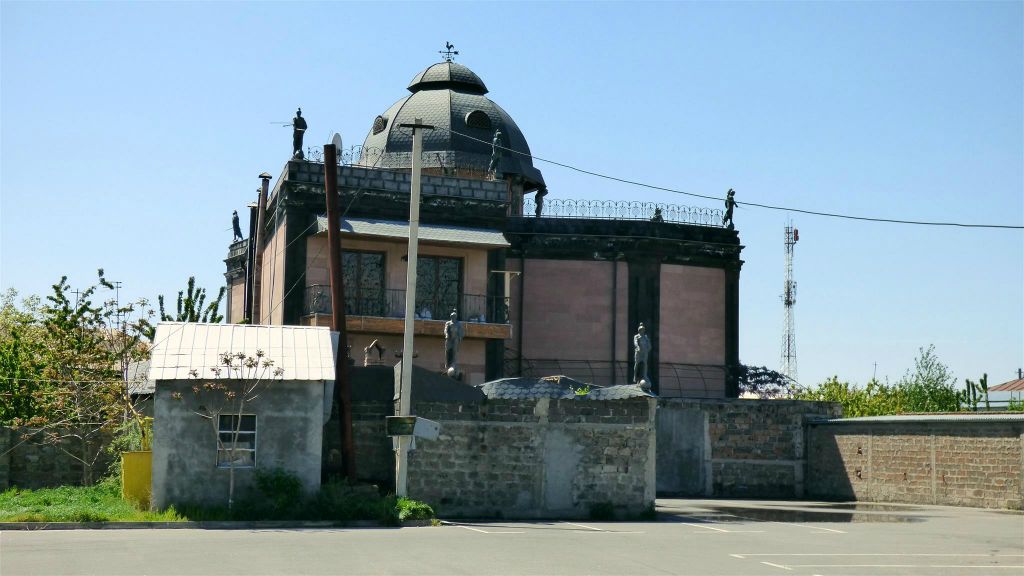 ETCHMIADZIN - een gebouw