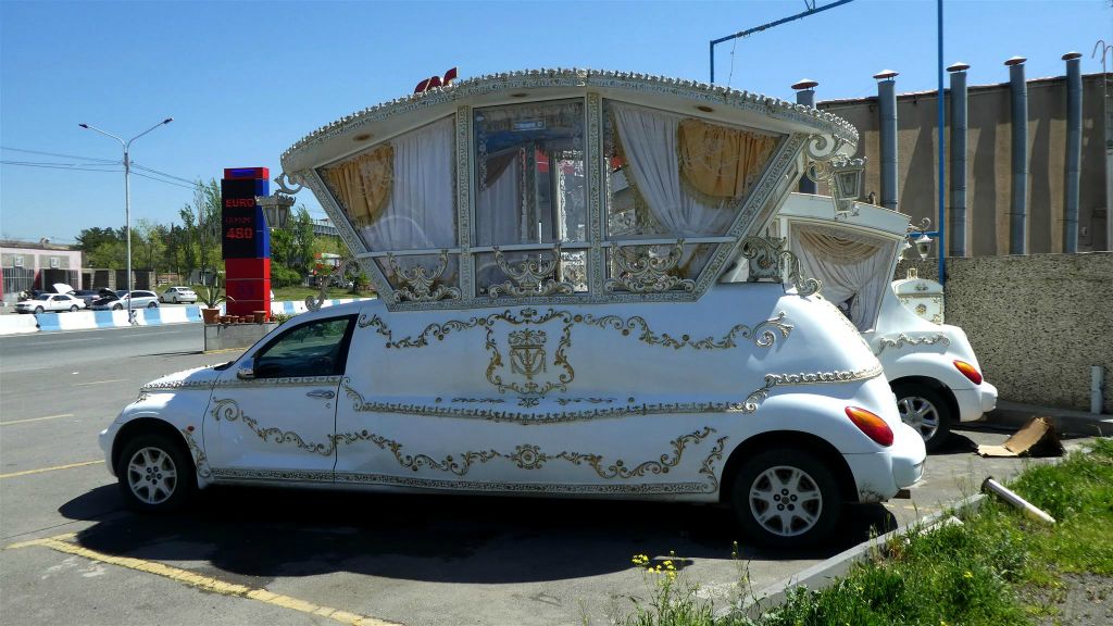 ETCHMIADZIN - een trouwauto