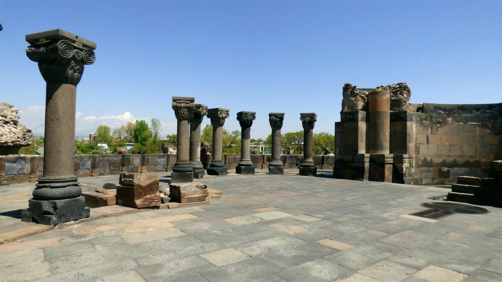 ETCHMIADZIN - enkele kolommen bij de ruïnes van de Zvartnots-kathedraal