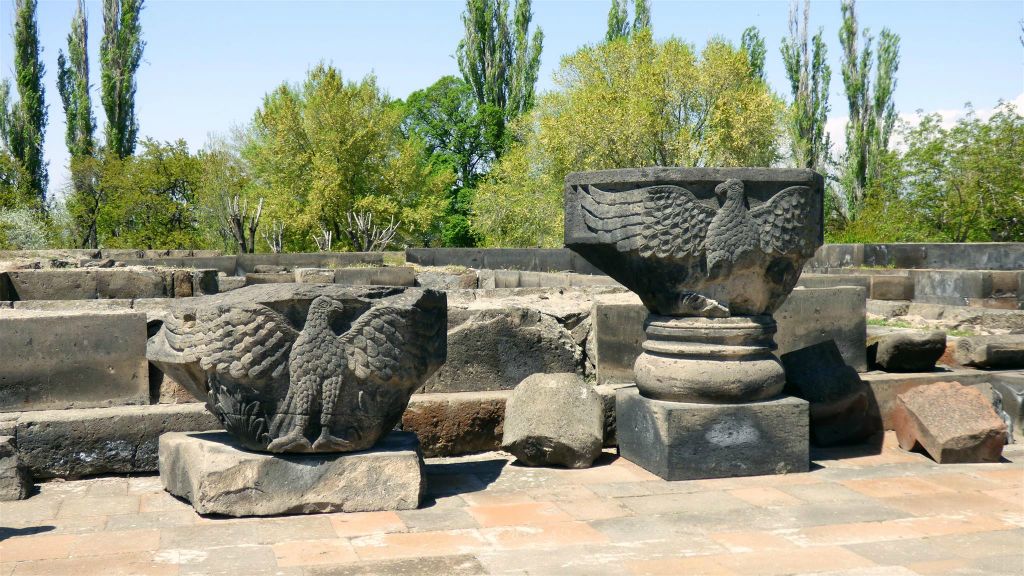 ETCHMIADZIN - twee adelaars kapitalen bij de ruïnes van de Zvartnots-kathedraal