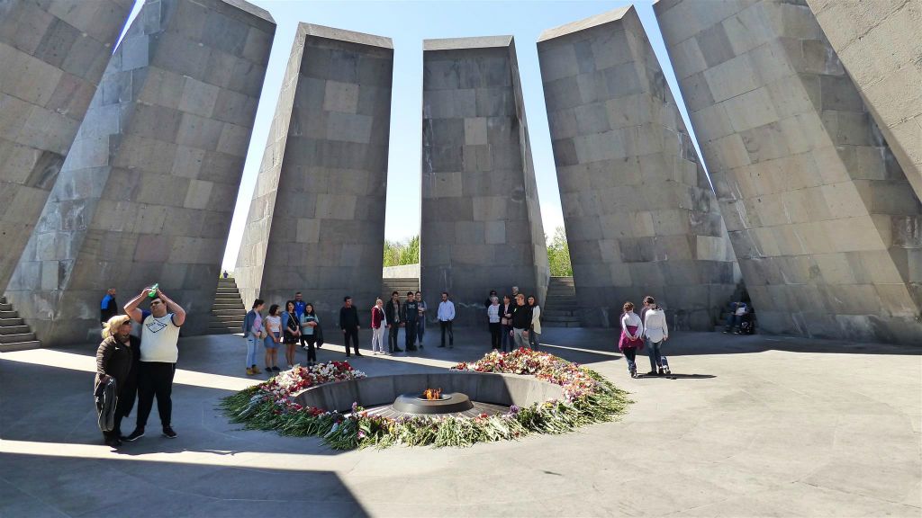 YEREVAN - de eeuwige vlam bij het nationaal monument Tsitsernakaberd bij het Armeens genocide monumentencomplex