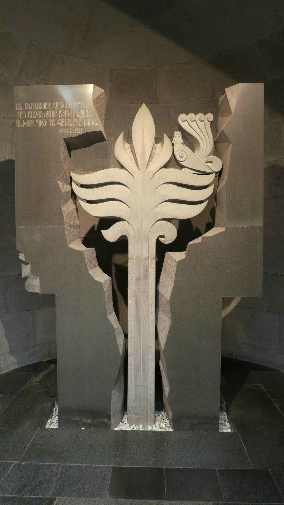 YEREVAN - een beeld in het genocide museum van het Armeens genocide monumentencomplex