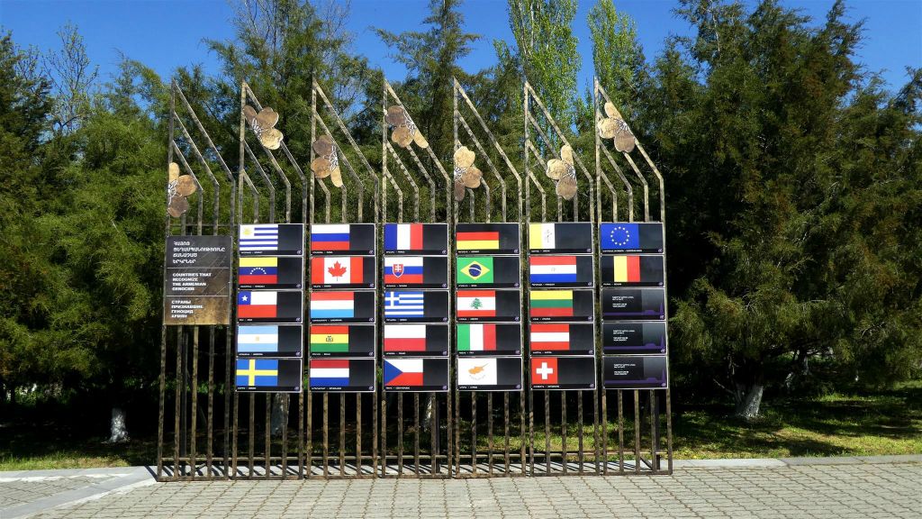 YEREVAN - de namen en vlaggen van landen die de genocide erkennen bij het Armeens genocide monumentencomplex