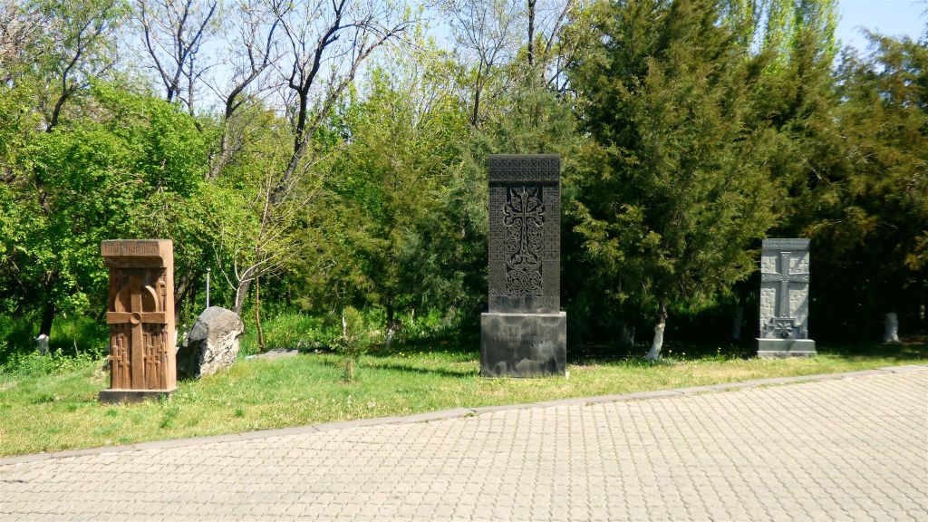 YEREVAN - enkele traditioneel Armeense gedenktekens bij het Armeens genocide monumentencomplex