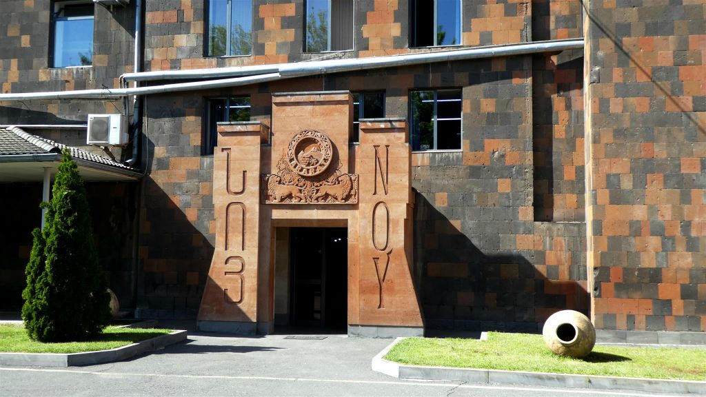 YEREVAN - de Noy drankenfabriek waar ze cognac,vodka en wijn produceren