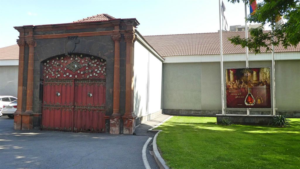 YEREVAN - een oude schuur van de Noy drankenfabriek