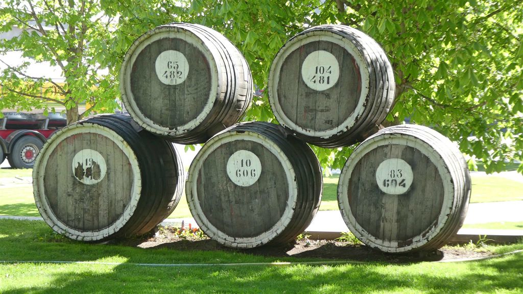 YEREVAN - enkele vaten op het terrein van de Noy drankenfabriek