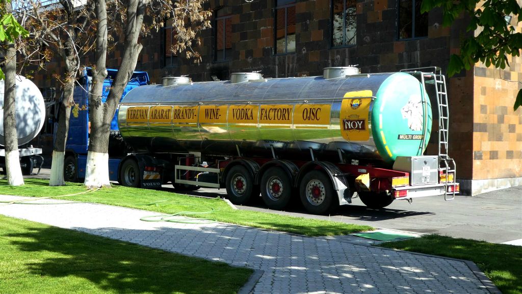 YEREVAN - een vrachtwagen op het terrein van de Noy drankenfabriek