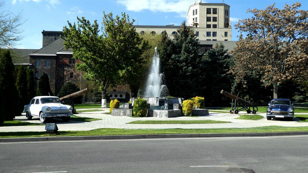 YEREVAN - een fontein met twee oude auto's op het terrein van de Noy drankenfabriek