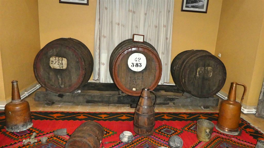 YEREVAN - oude vaten in het museum van de Noy drankenfabriek