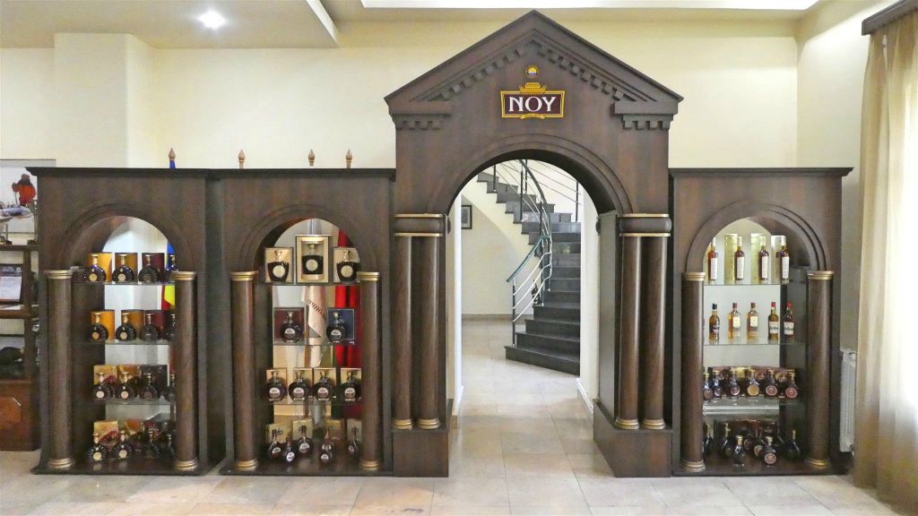 YEREVAN - vele flessen drank in het museum van de Noy drankenfabriek