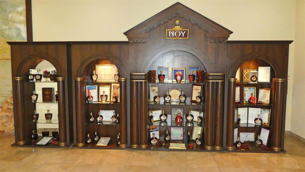 YEREVAN - vele flessen drank in het museum van de Noy drankenfabriek