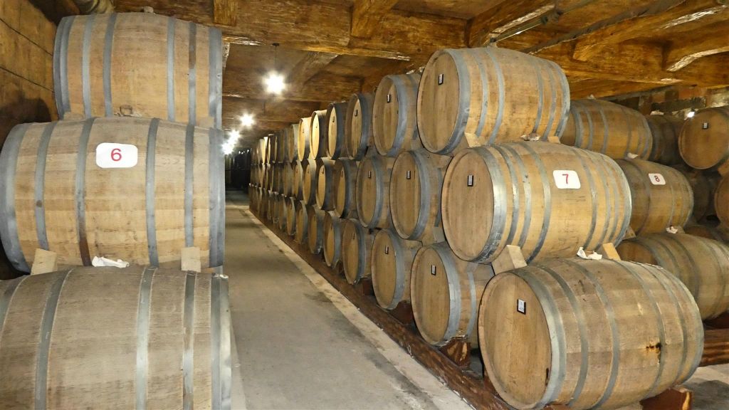 YEREVAN - vele vaten cognac bij de Noy drankenfabriek