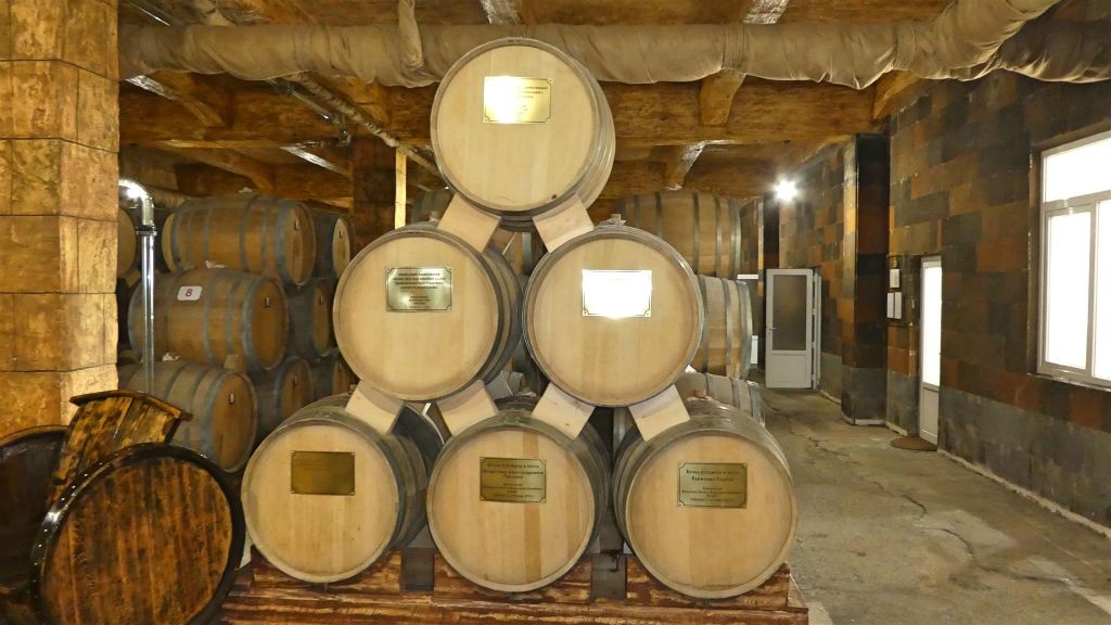 YEREVAN - hele exclusieve vaten cognac bij de Noy drankenfabriek