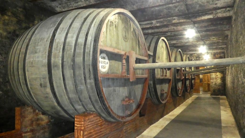 YEREVAN - enkele grote vaten wijn bij de Noy drankenfabriek