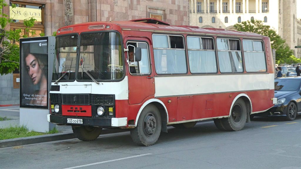 YEREVAN - een PAZ-3205 bus