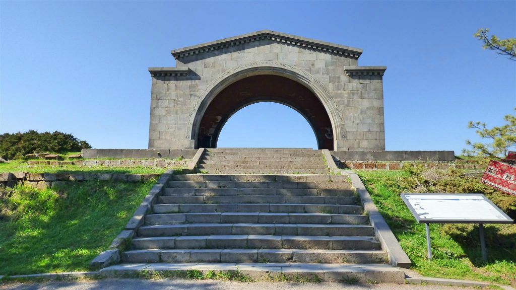 YEREVAN -> GARNI - het monument Charents Arch