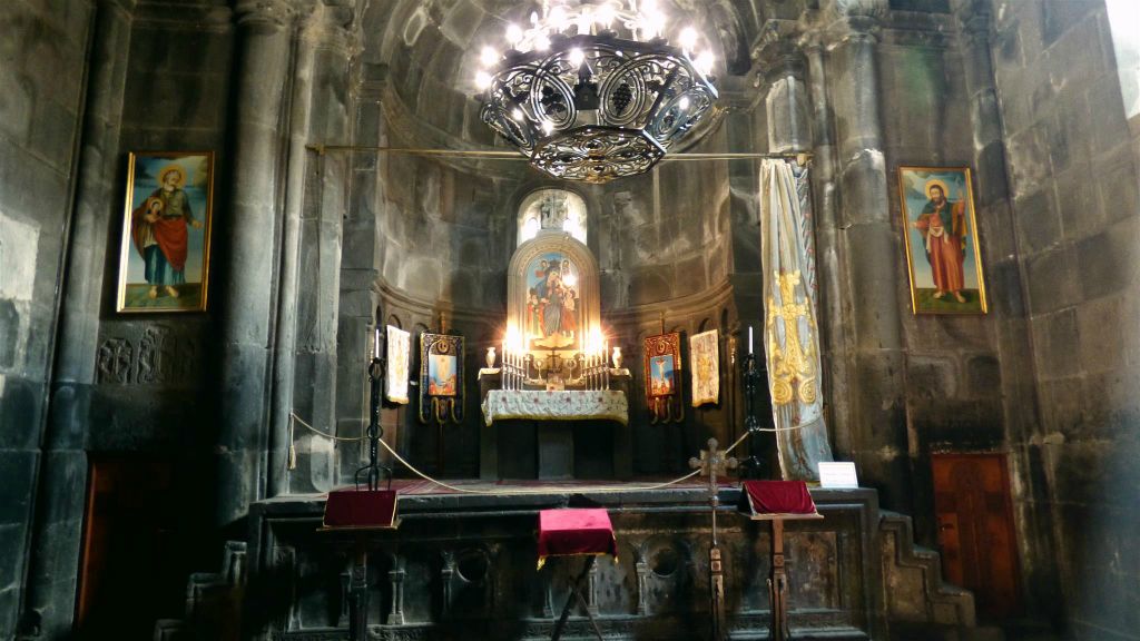 GEGHARD - binnen in een kerk bij het Geghard-kloostercomplex