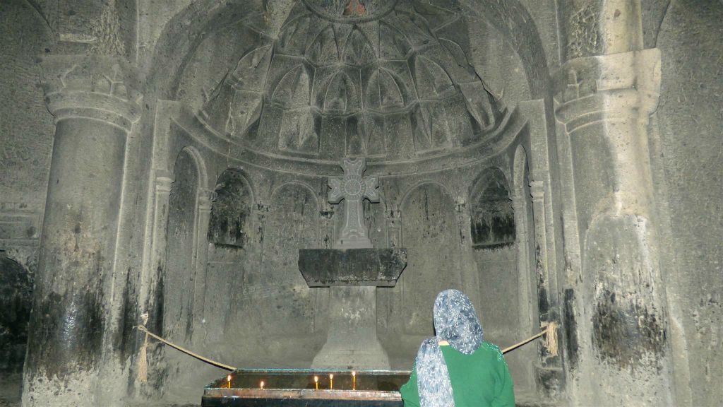 GEGHARD - binnen in een kerk bij het Geghard-kloostercomplex