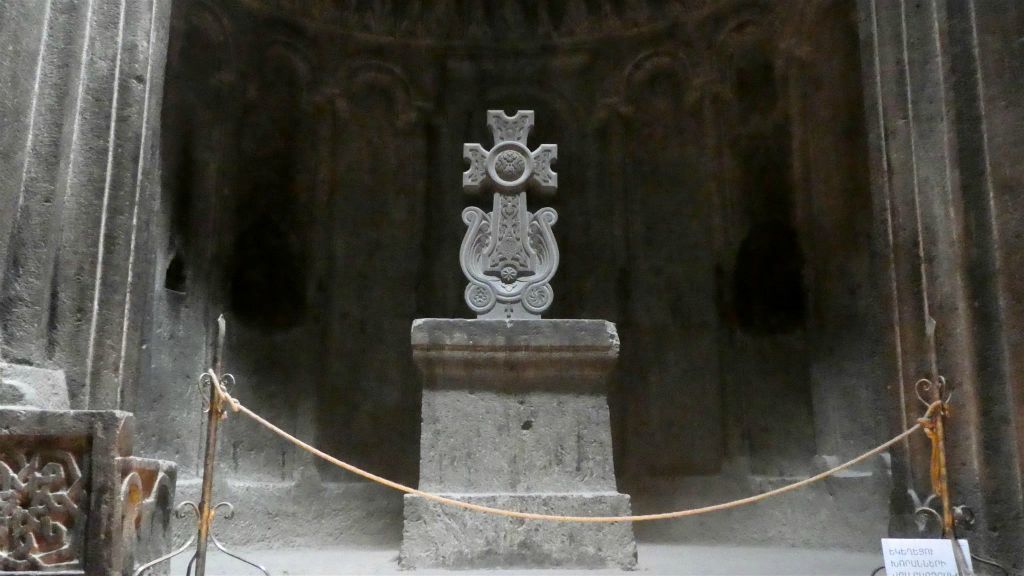 GEGHARD - een kruis in een kerk bij het Geghard-kloostercomplex