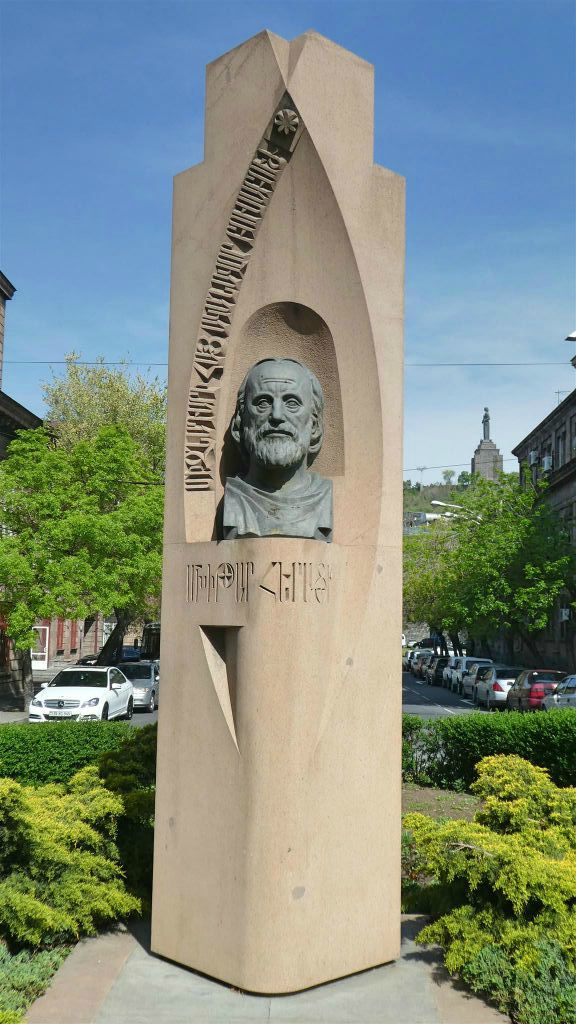 YEREVAN - een standbeeld ter ere van de Armeense arts Mkhitar Heratsi