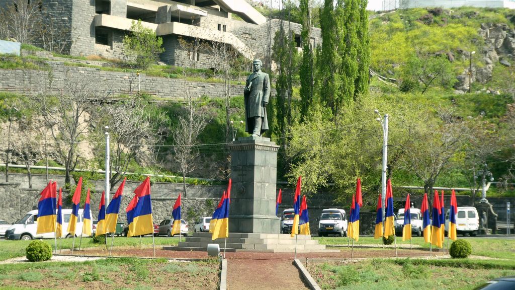 YEREVAN - een standbeeld ter ere van de Armeense schrijver Khachatur Abovian (1809-1848)