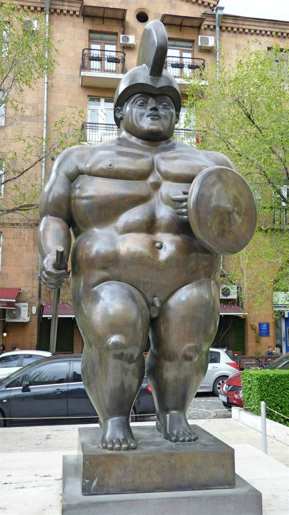 YEREVAN - het kunstwerk "Romeins strijder" van Fernando Botero in het park voor de Cascade van Jerevan