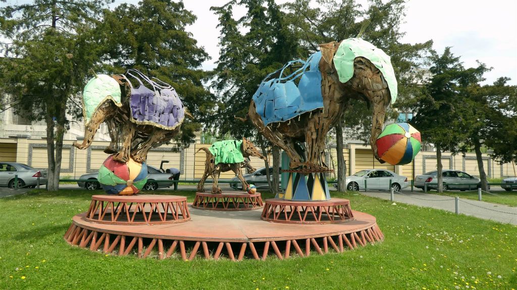 YEREVAN - een tuin met kunstvoorwerpen