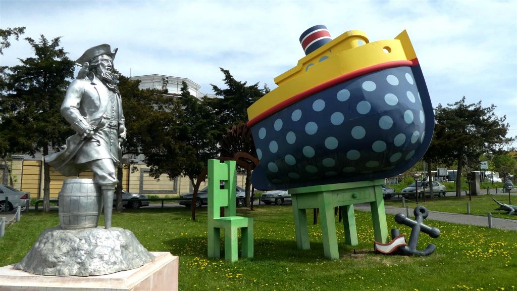 YEREVAN - een tuin met kunstvoorwerpen