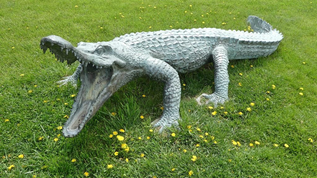 YEREVAN - een kunst krokodil in een tuin