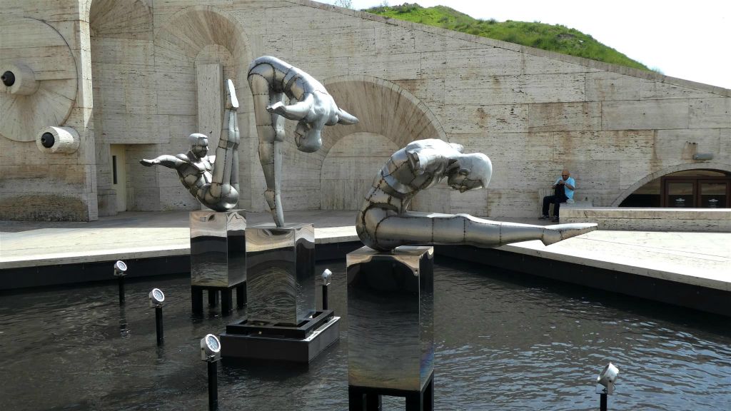 YEREVAN - het kunstwerk "Divers" van David Martin op de vijfde verdieping van de Cascade van Jerevan