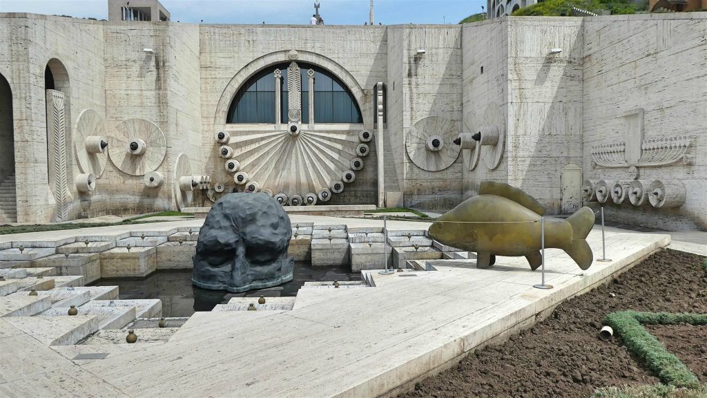YEREVAN -  de kunstwerken "The Visitor" en "Fish" van David Breuer-Weil op de tweede verdieping van de Cascade van Jerevan