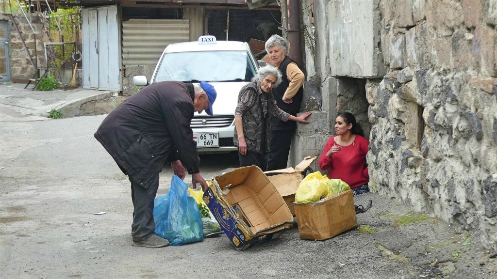 YEREVAN - de verkoop van groenten in het oude gedeelte van Yerevan
