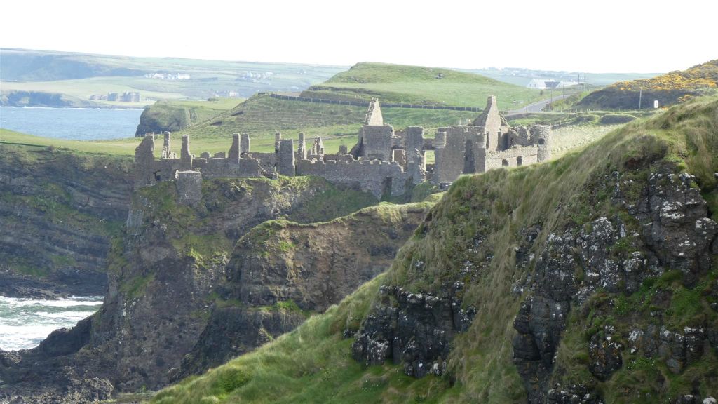 BUSHMILLS - de ruïne van Dunluce Castle bij Magheracross View Point