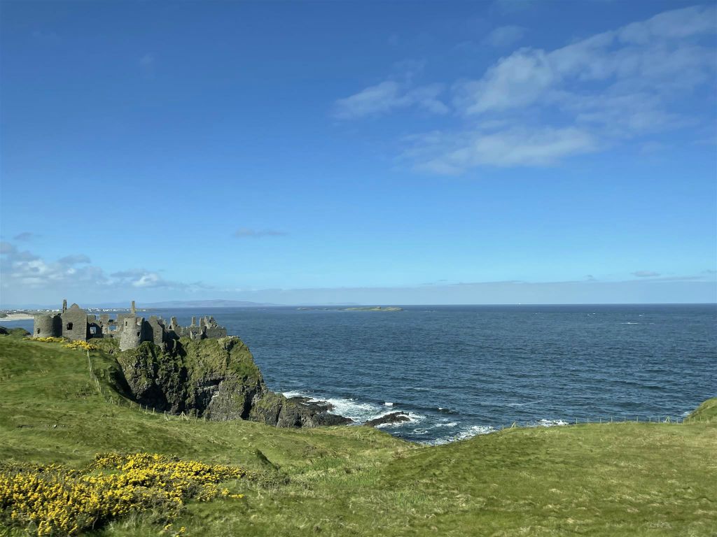 BUSHMILLS - de ruïne van Dunluce Castle bij Magheracross View Point